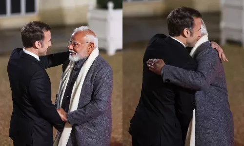 பிரதமர் மோடியை கட்டியணைத்து வரவேற்ற பிரான்ஸ் அதிபர்