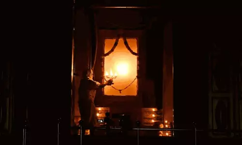 வடலூர் சத்தியஞானசபையில் ஏழு திரைகள் நீக்கி ஜோதி தரிசனம்