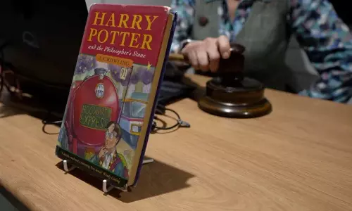 குப்பையில் கிடந்த ஹாரி பாட்டர் புத்தகம் - ரூ. 22 லட்சத்திற்கு ஏலம் போனது