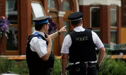 சட்ட விரோதமாக பணிபுரிகிறார்களா? இந்திய ஓட்டல்களில் இங்கிலாந்து போலீசார் திடீர் சோதனை