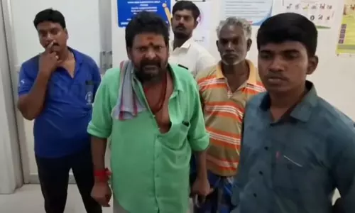 மருத்துவர்களே இல்லை - அரசு மருத்துவமனையில் நடிகர் கஞ்சா கருப்பு போராட்டம்