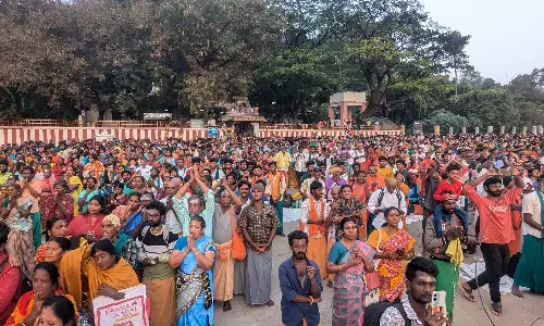 தைப்பூசத்திருவிழா: பழனியில் கூட்டத்தை கட்டுப்படுத்த முடியாமல் போலீசார் திணறல்