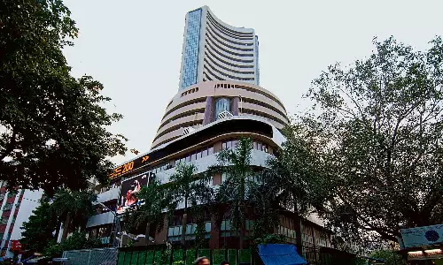 பங்குச் சந்தை கடும் வீழ்ச்சி: சென்செக்ஸ் 1,018 புள்ளிகள், நிஃப்டி 309 புள்ளிகள் சரிவு