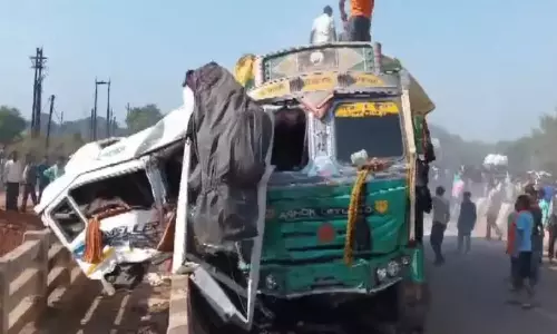 மகா கும்பமேளாவுக்கு சென்று திரும்பும் வழியில் கோர விபத்து.. 7 பேர் உயிரிழப்பு