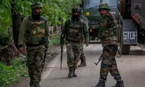காஷ்மீரில் குண்டுவெடிப்பு: கேப்டன் உள்பட 2 ராணுவ வீரர்கள் வீரமரணம்