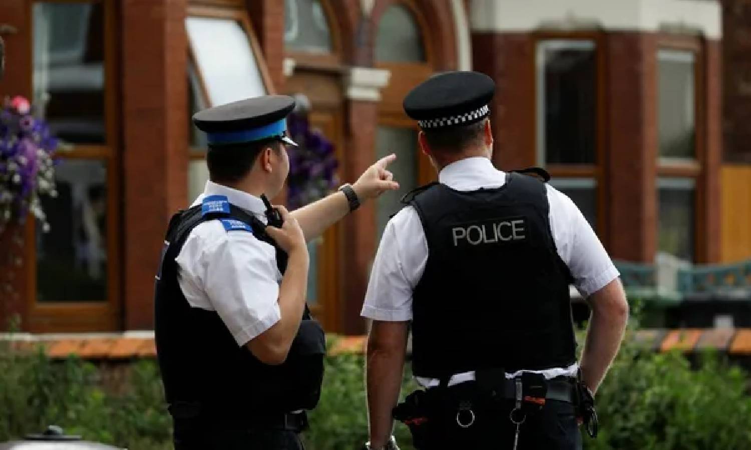 சட்ட விரோதமாக பணிபுரிகிறார்களா? இங்கிலாந்து இந்திய ஓட்டல்களில் போலீசார் திடீர் சோதனை