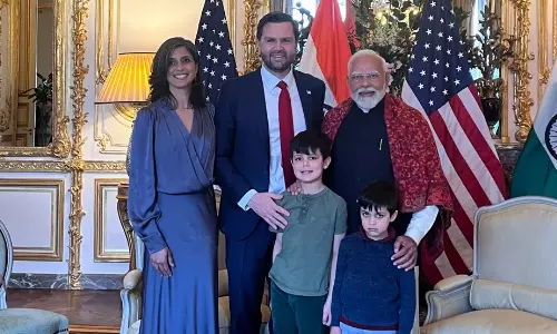 அமெரிக்க துணை அதிபர் மற்றும் அவரது குடும்பத்தாரை சந்தித்து பேசிய பிரதமர் மோடி