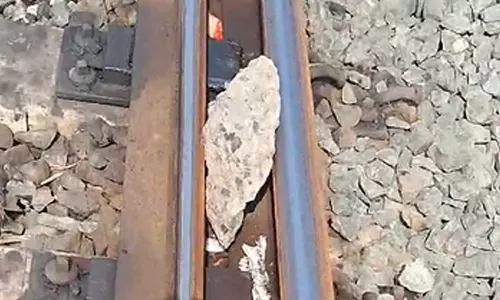 தண்டவாளத்தில் கற்கள் - சிறுவன் கைது