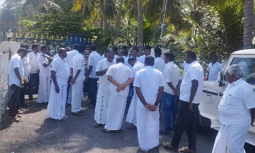 செங்கோட்டையன் வீட்டு முன்பு குவிந்த ஆதரவாளர்கள்...