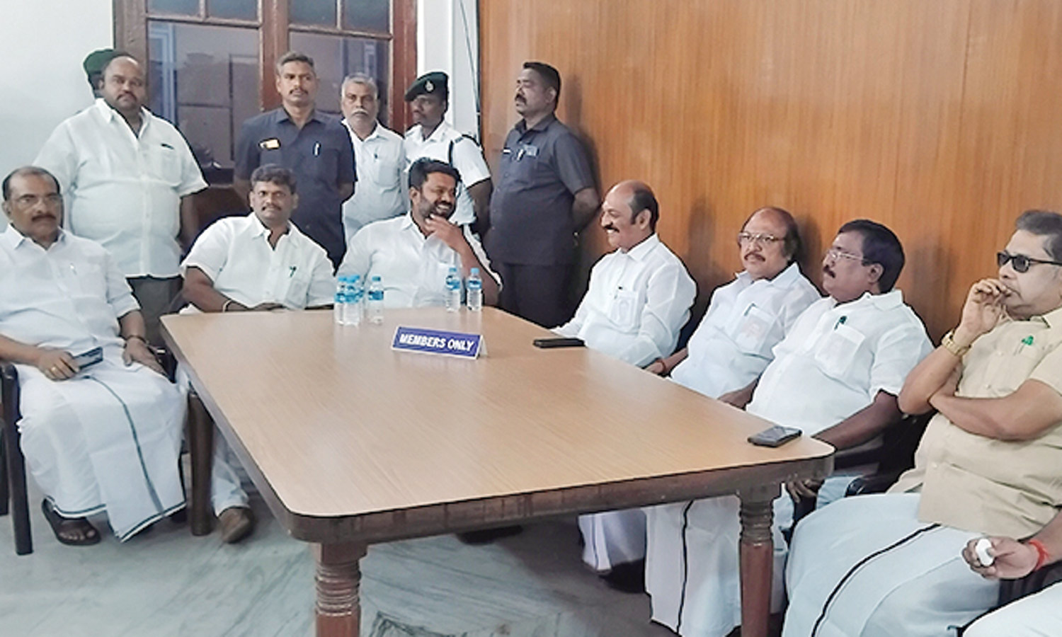 கூடுதல் நிதி ஒதுக்காமல் மத்திய அரசு வஞ்சிப்பதாக கூறி புதுச்சேரி சட்டசபையில் தி.மு.க.-காங். வெளிநடப்பு