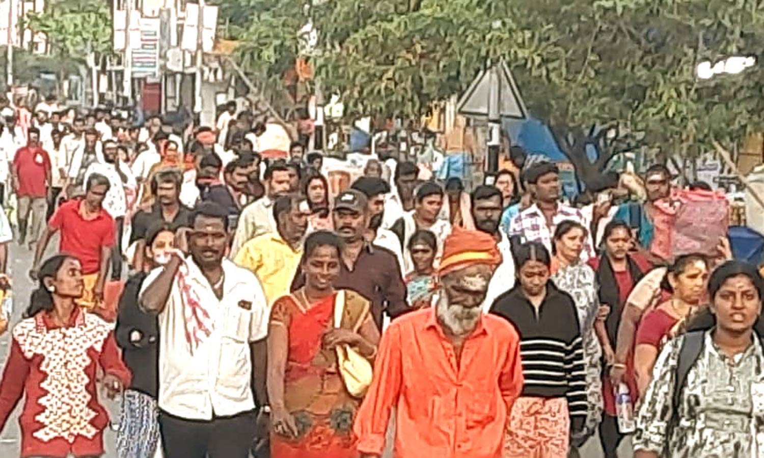 திருவண்ணாமலையில் கிரிவலம்- ரெயில்களில் பக்தர்கள் கூட்டம் அலைமோதியது