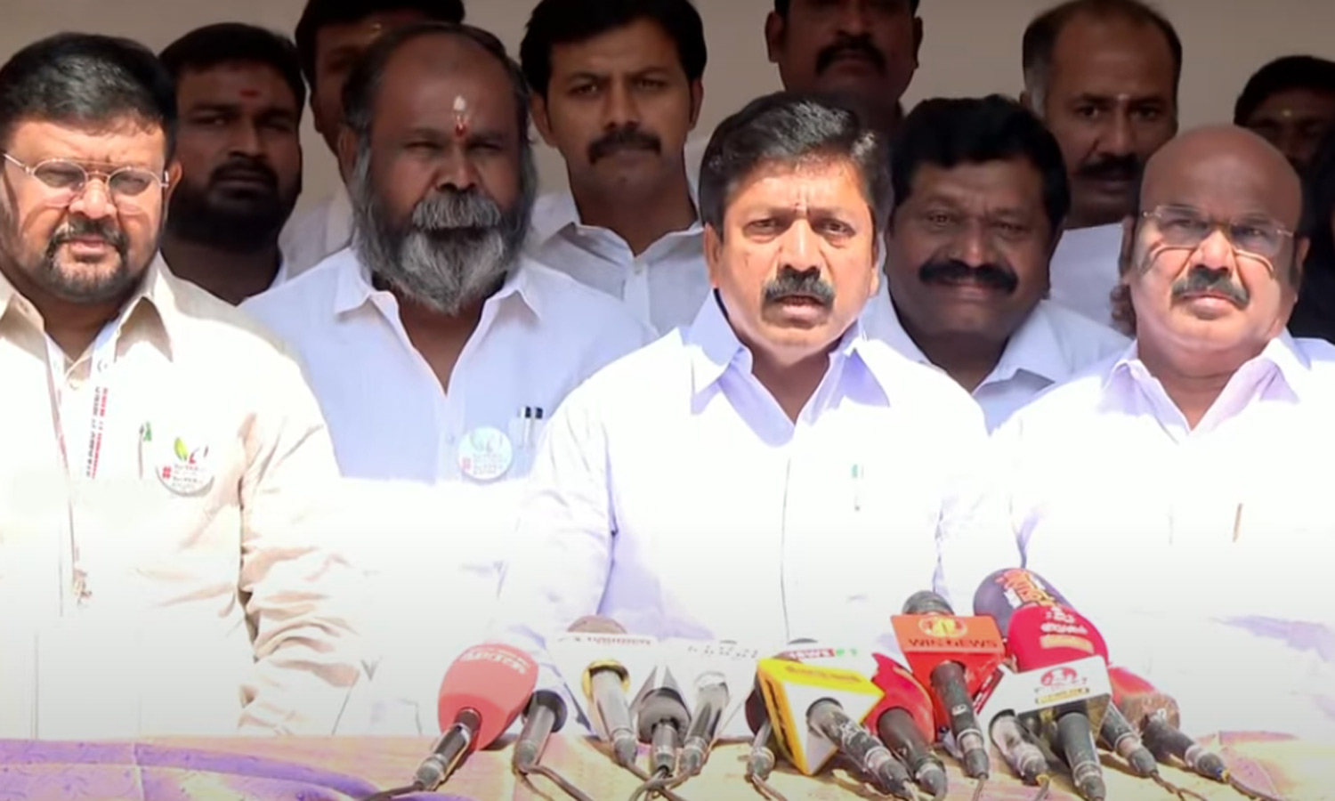 அ.தி.மு.க. உட்கட்சி விவகாரத்தை விசாரிக்க தேர்தல் ஆணையத்திற்கு அதிகாரம் இல்லை - சி.வி.சண்முகம் அ.தி.மு.க. உட்கட்சி விவகாரத்தை விசாரிக்க தேர்தல் ஆணையத்திற்கு அதிகாரம் இல்லை - சி.வி.சண்முகம்