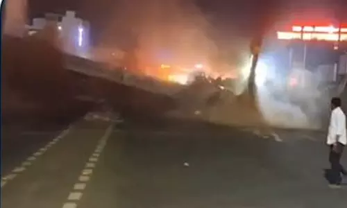 மதுரையில் அலங்கார வளைவை இடித்தபோது விபத்து- பொக்லைன் ஆப்ரேட்டர் உயிரிழப்பு