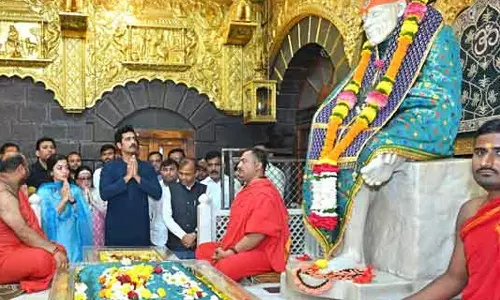 ஷீரடி சாய்பாபா கோவிலில் சாமி தரிசனம் செய்த நடிகை ராஷ்மிகா மந்தனா