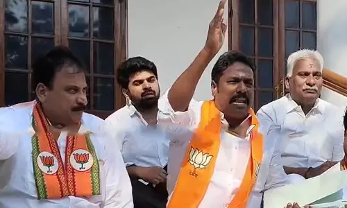 புதுச்சேரியில் கூட்டணி அரசுக்கு எதிராக பா.ஜ.க. எம்.எல்.ஏ.க்கள் போராட்டம்