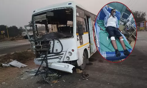 நின்று கொண்டிருந்த லாரி மீது பேருந்து மோதி விபத்து- 19 பேர் காயம்