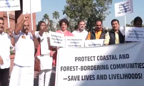 பாராளுமன்ற வளாகத்தில் ராகுல்காந்தி, பிரியங்கா போராட்டம்