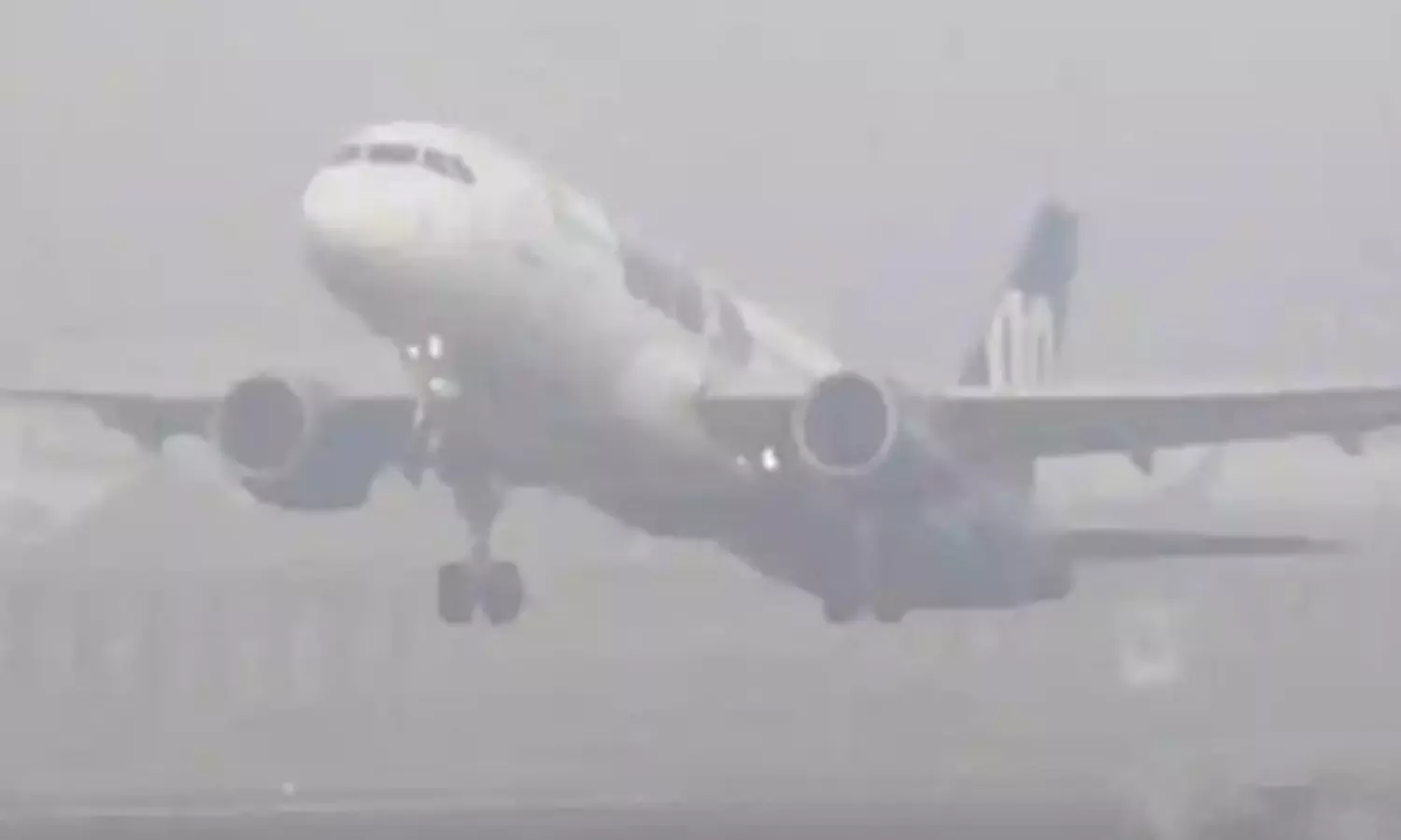 சென்னையில் கடும் பனிமூட்டம்- விமான சேவை பாதிப்பு சென்னையில் கடும் பனிமூட்டம்- விமான சேவை பாதிப்பு