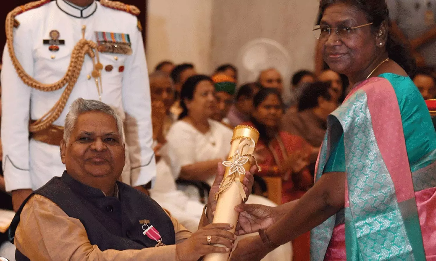 பத்மஸ்ரீ விருது பெற்றதில் ஆள்மாறாட்டம்- ஒரே பெயரை கொண்ட 2 பேருக்கு ஒடிசா ஐகோர்ட்டு நோட்டீஸ்