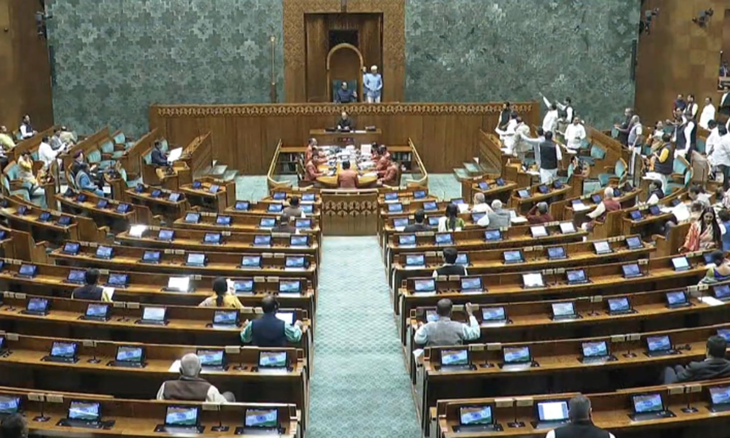 வக்பு வாரிய மசோதா தொடர்பான கூட்டுக்குழு அறிக்கை: எதிர்க்கட்சிகள் எதிர்ப்பு - மக்களவை ஒத்திவைப்பு