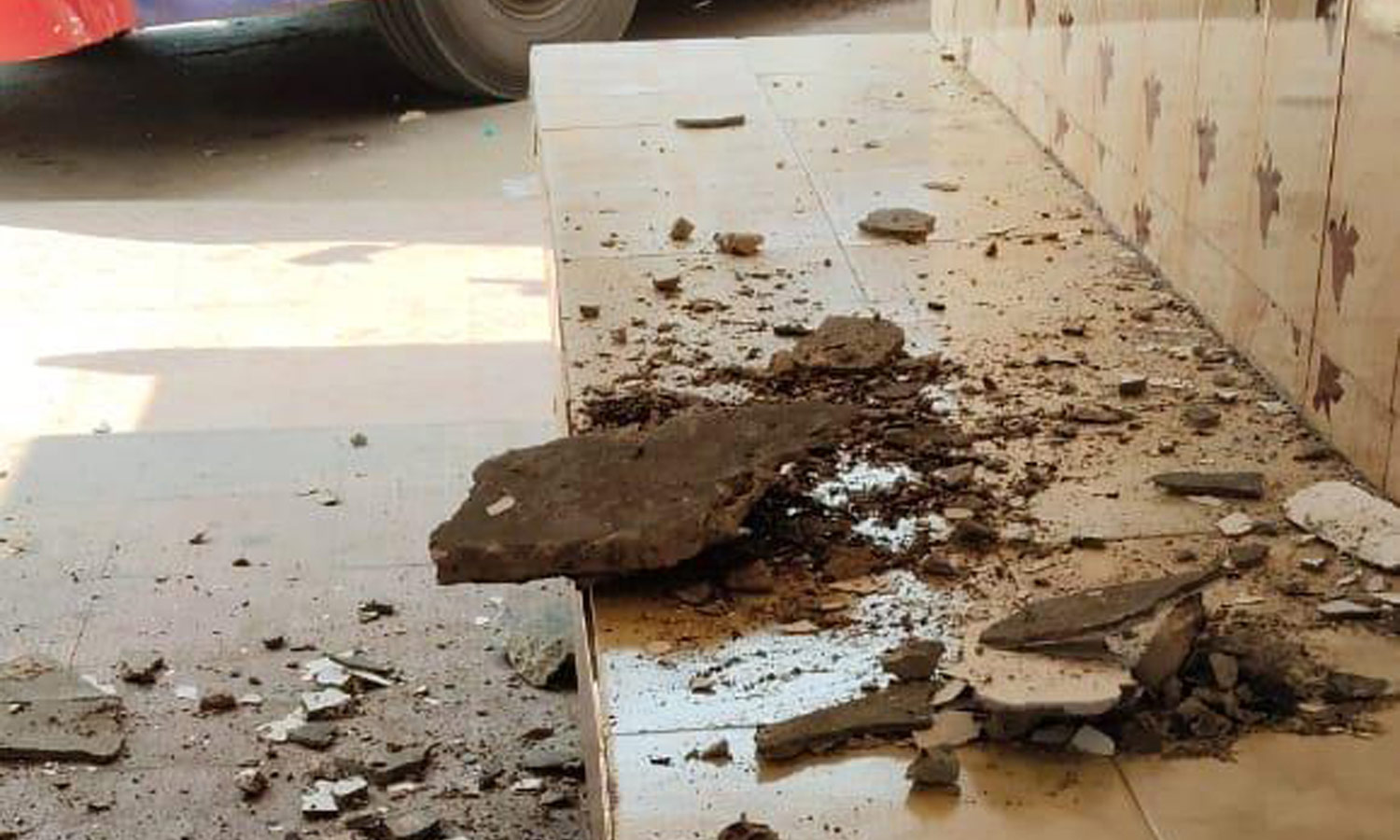 திருவள்ளூர் பஸ் நிலையத்தில் மேற்கூரை சிமெண்டு பெயர்ந்து விழுந்ததில் பயணி படுகாயம்