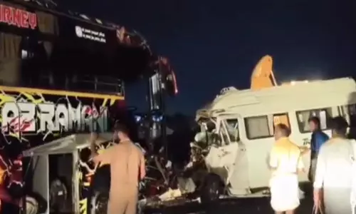 தேனி அருகே பேருந்து மீது வேன் மோதி விபத்து- 3 பேர் உயிரிழப்பு