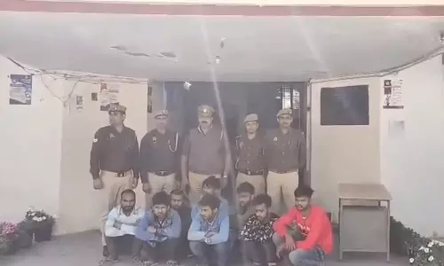 உத்தரபிரதேசத்தில் 8 வங்கதேசத்தினர் கைது- போலி ஆதார் கார்டு பறிமுதல்