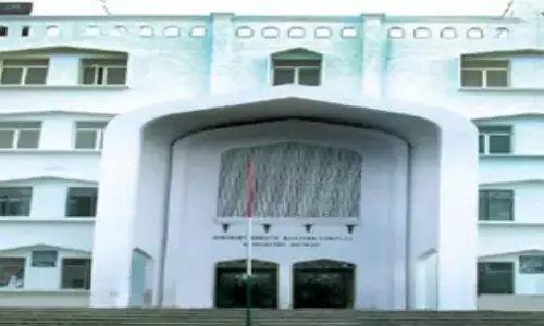 தெலுங்கானா கோர்ட்டில் நீதிபதி மீது செருப்பு வீச்சு- ஆயுள் தண்டனை வழங்கியதால் கைதி ஆத்திரம்