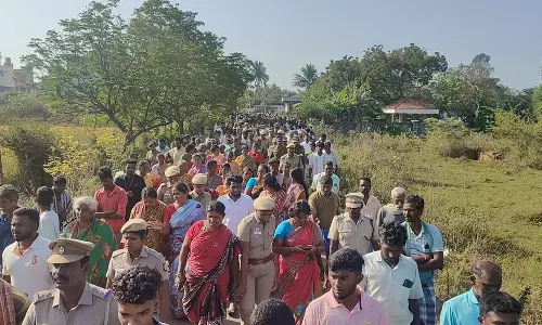 வனத்துறையினர் இடத்தில் கட்டப்பட்ட 60 ஆக்கிரமிப்பு வீடுகளை இடிக்க எதிர்ப்பு- பொதுமக்கள் மறியல்