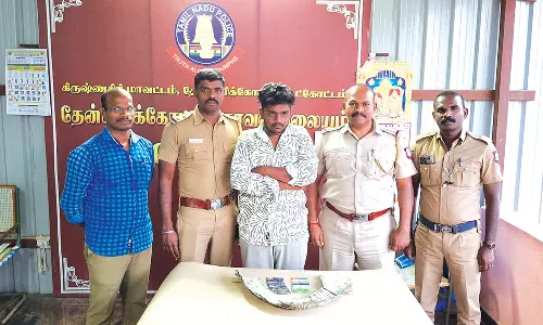 தளி அருகே ஏ.டி.எம்.மில் நூதன முறையில் திருடிய வாலிபர் கைது