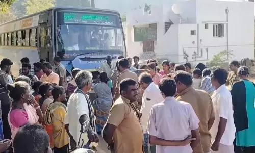 ஓசியில்தானே செல்கிறீர்கள்?- என கேட்டதால் அரசு பஸ்சை சிறைபிடித்து கிராம மக்கள் போராட்டம்