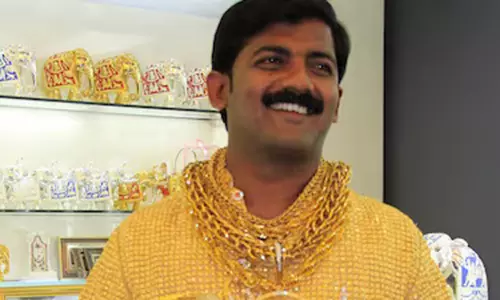 தங்கச் சட்டைக்காரர்