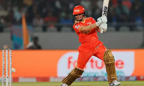 பெண்கள் பிரிமீயர் லீக்: ஆஷ்லீ கார்ட்னர் அதிரடி- ஆர்சிபி அணிக்கு 202 ரன்கள் இலக்கு நிர்ணயித்த குஜராத் அணி