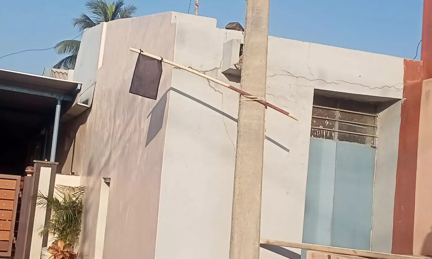 திருப்பூர் விசைத்தறி கூடங்களில் கருப்பு கொடி ஏற்றி போராட்டம்