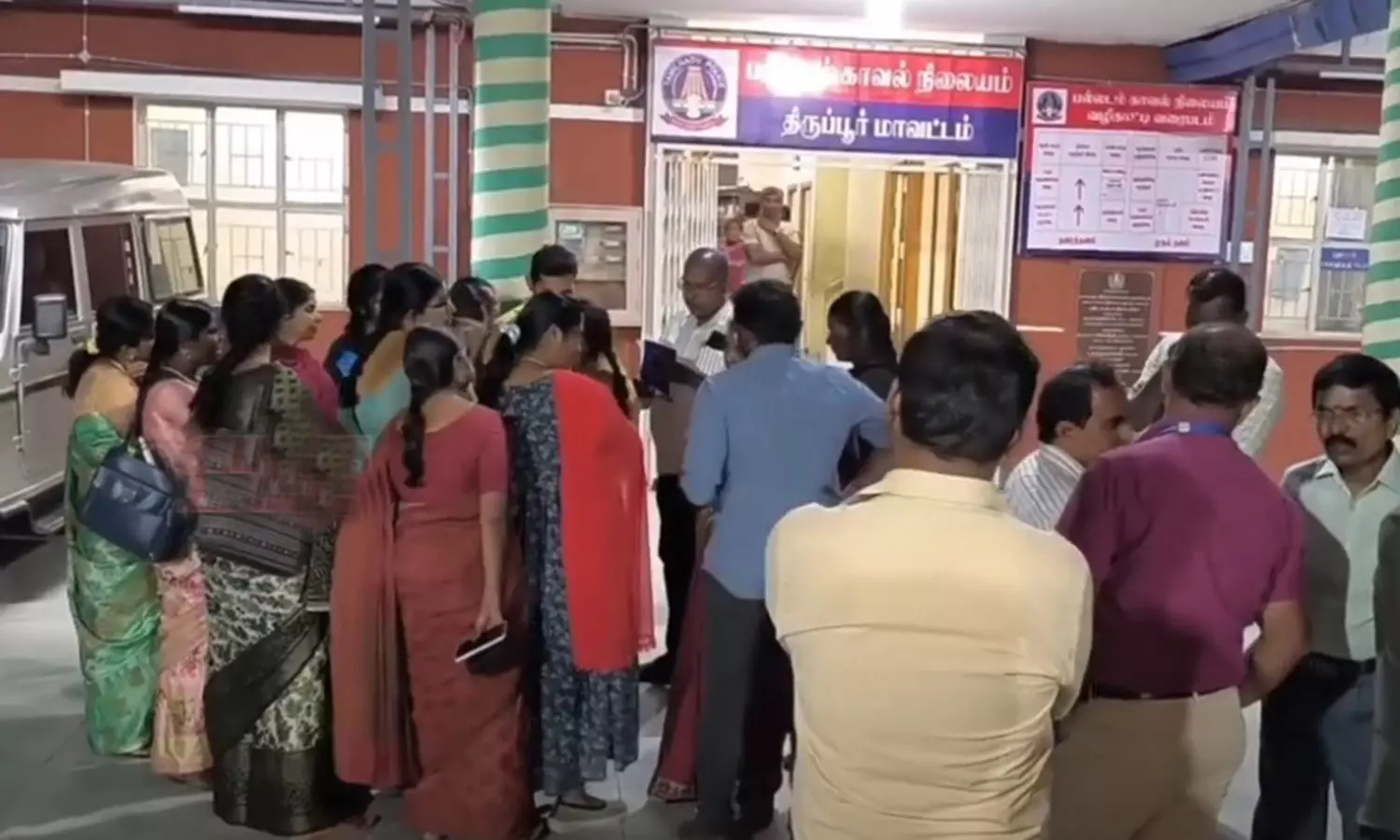 பல்லடம் போலீஸ் நிலையத்தை ஆசிரியர்கள் முற்றுகை பல்லடம் போலீஸ் நிலையத்தை ஆசிரியர்கள் முற்றுகை