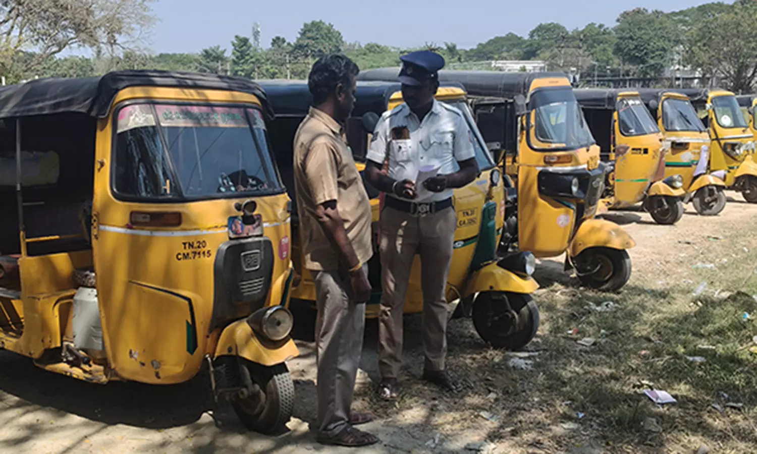 தகுதி சான்றிதழ் இல்லாமல் இயங்கிய 11 ஆட்டோக்கள் பறிமுதல்