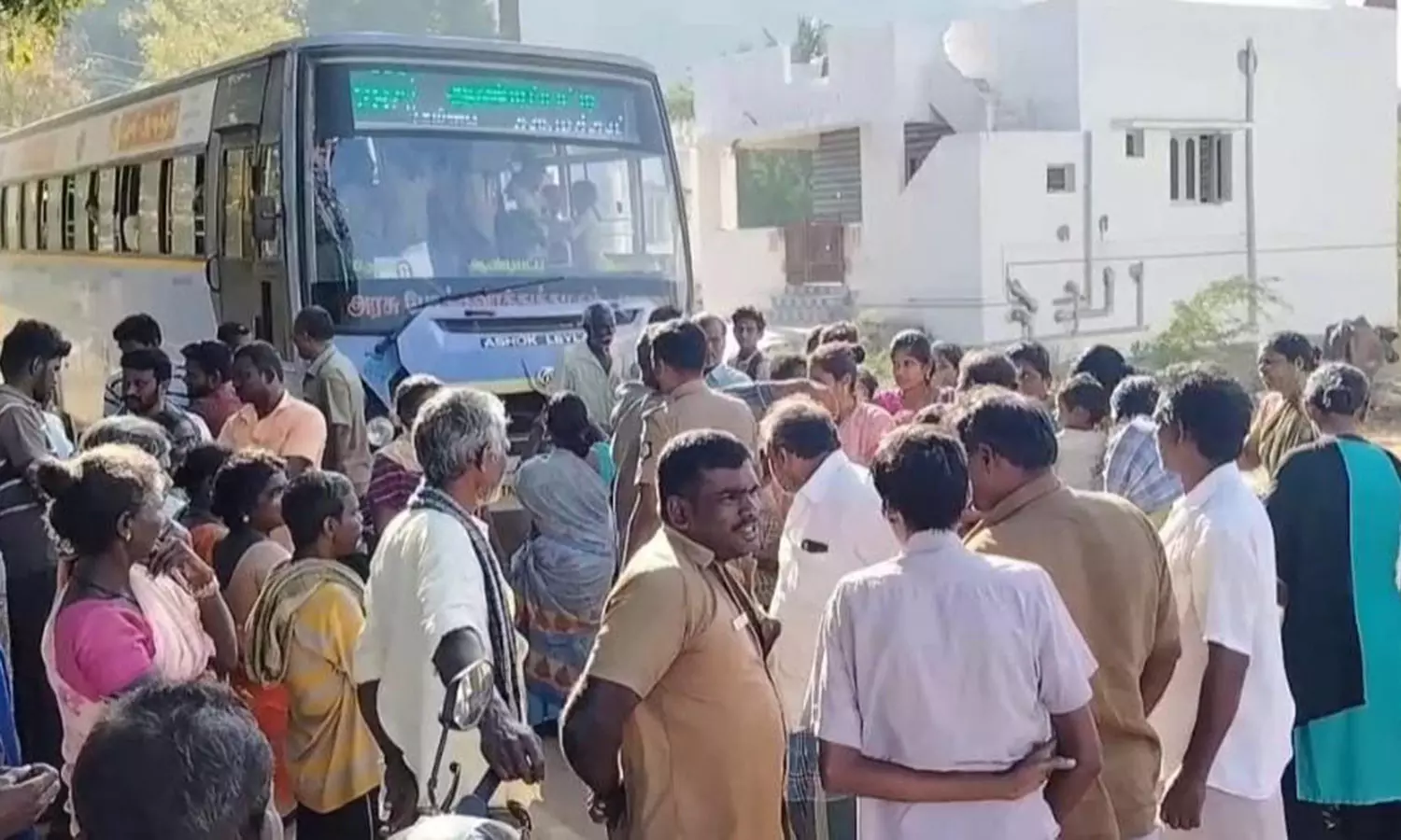 ஓசியில்தானே செல்கிறீர்கள்?- என கேட்டதால் அரசு பஸ்சை சிறைபிடித்து கிராம மக்கள் போராட்டம் ஓசியில்தானே செல்கிறீர்கள்?- என கேட்டதால் அரசு பஸ்சை சிறைபிடித்து கிராம மக்கள் போராட்டம்