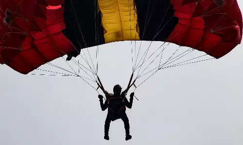 பரீட்சைக்கு தாமதம் ஆனதால் கல்லூரிக்கு பாராகிளைடிங்கில் பறந்த மாணவர்