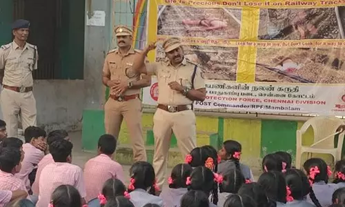 கவனமாகத் தண்டவாளத்தைக் கடக்க வேண்டும்- மாணவர்களுக்கு அறிவுரைகளை வழங்கிய ரெயில்வே பாதுகாப்பு படை