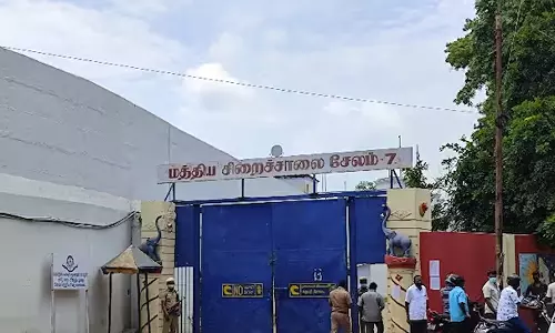 கஞ்சா, செல்போன் பதுக்கலா?- சேலம் மத்திய சிறையில் போலீசார் அதிரடி சோதனை