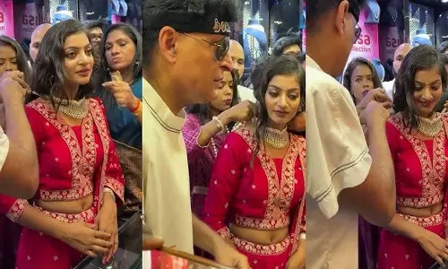 கேரளாவில் கும்பமேளா காந்த கண்ணழகி - விலை உயர்ந்த நெக்லஸை பரிசளித்த பாபி செம்மனூர்