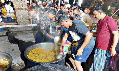 முனியாண்டி சுவாமி கோவிலில் 2,500 கிலோ அசைவ பிரியாணி விருந்துடன் விடிய, விடிய நடந்த பெண் பார்க்கும் படலம்