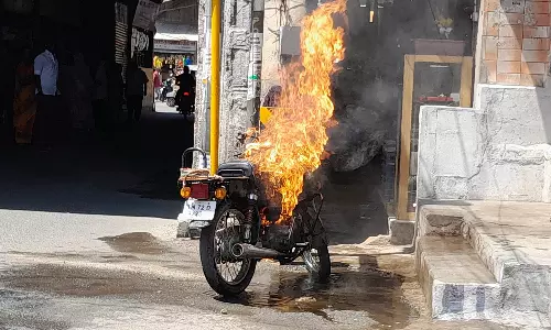 நெல்லையப்பர் கோவில் முன்பு தீப்பற்றி எரிந்த மோட்டார் சைக்கிள்