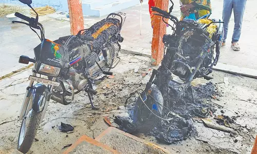 தருமபுரி அருகே 3 இருசக்கர வாகனங்களுக்கு தீ வைத்த மர்ம நபர்கள்- போலீசார் விசாரணை