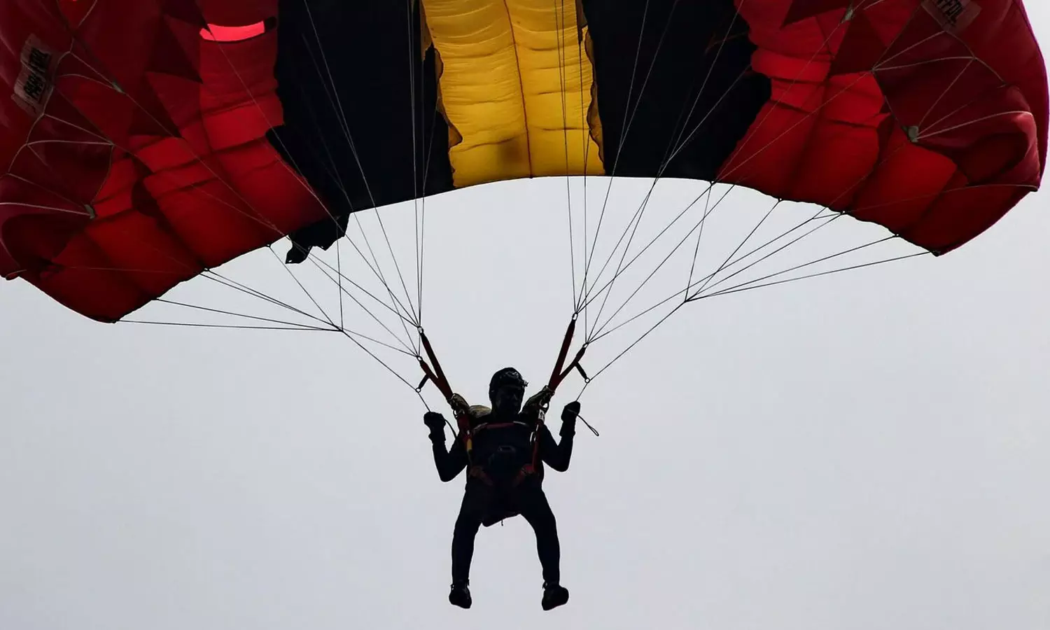 பரீட்சைக்கு தாமதம் ஆனதால் கல்லூரிக்கு பாராகிளைடிங்கில் பறந்த மாணவர் பரீட்சைக்கு தாமதம் ஆனதால் கல்லூரிக்கு பாராகிளைடிங்கில் பறந்த மாணவர்