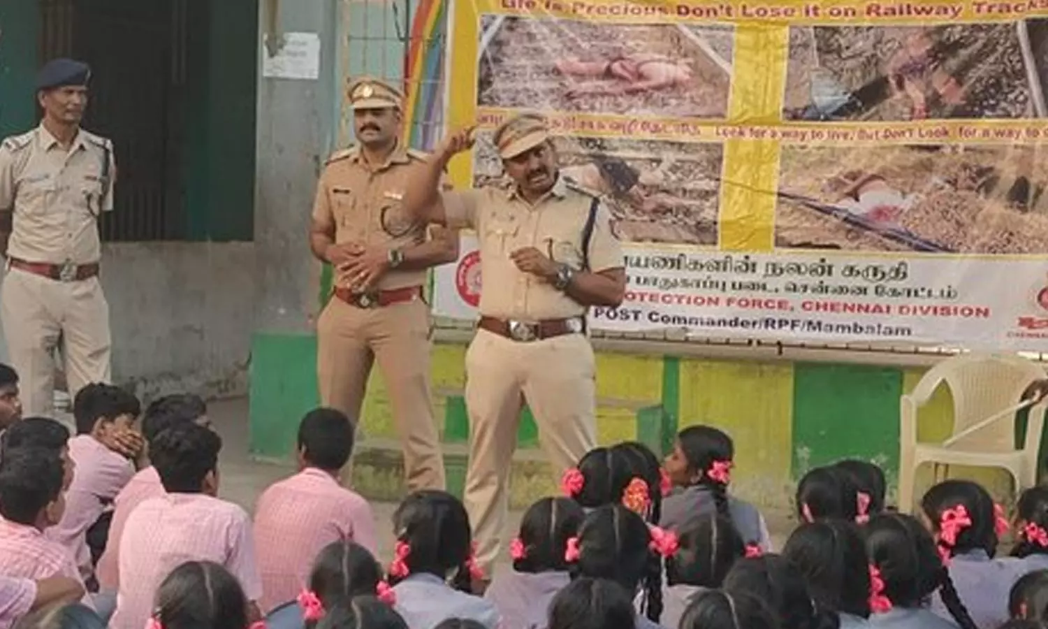 கவனமாகத் தண்டவாளத்தைக் கடக்க வேண்டும்- மாணவர்களுக்கு அறிவுரைகளை வழங்கிய ரெயில்வே பாதுகாப்பு படை