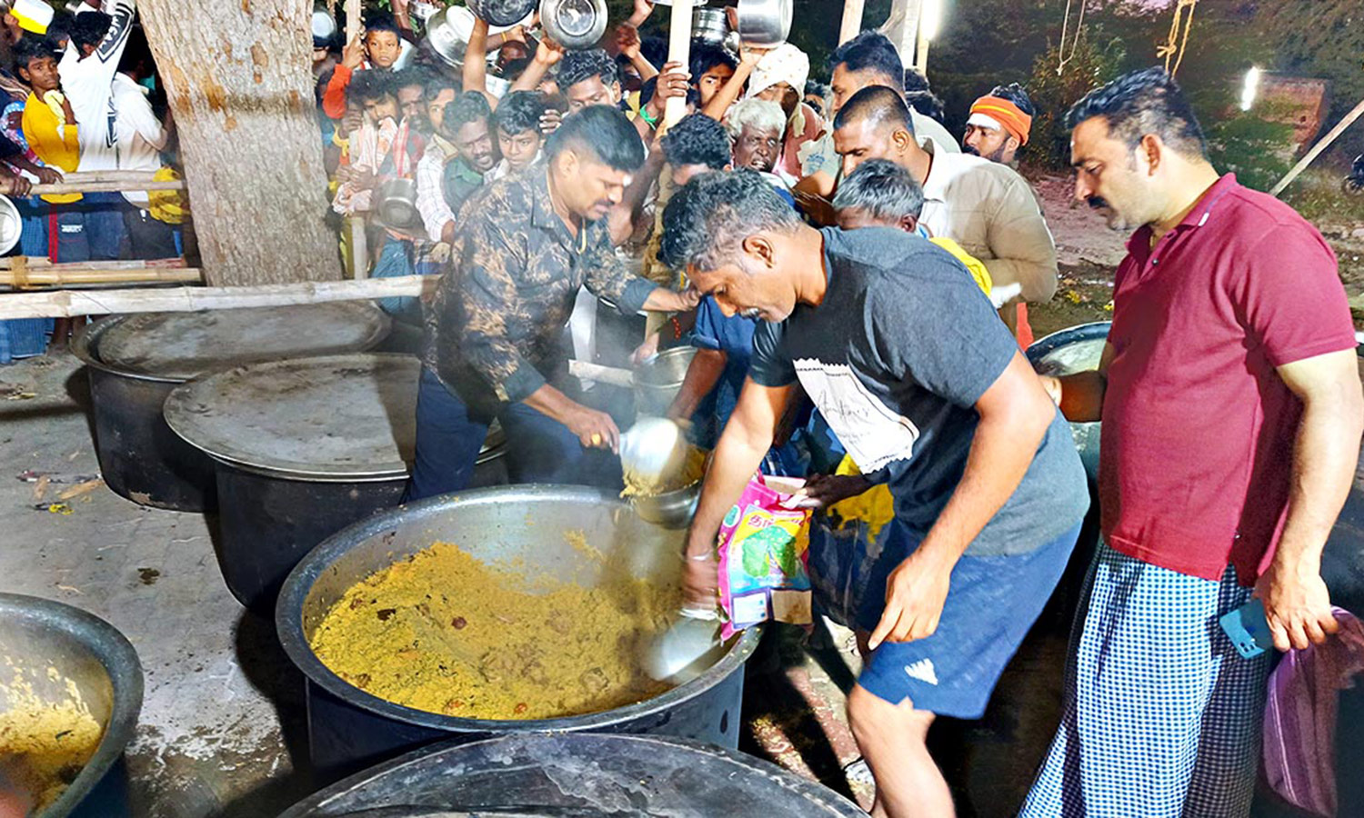 முனியாண்டி சுவாமி கோவிலில் 2,500 கிலோ அசைவ பிரியாணி விருந்துடன் விடிய, விடிய நடந்த பெண் பார்க்கும் படலம்