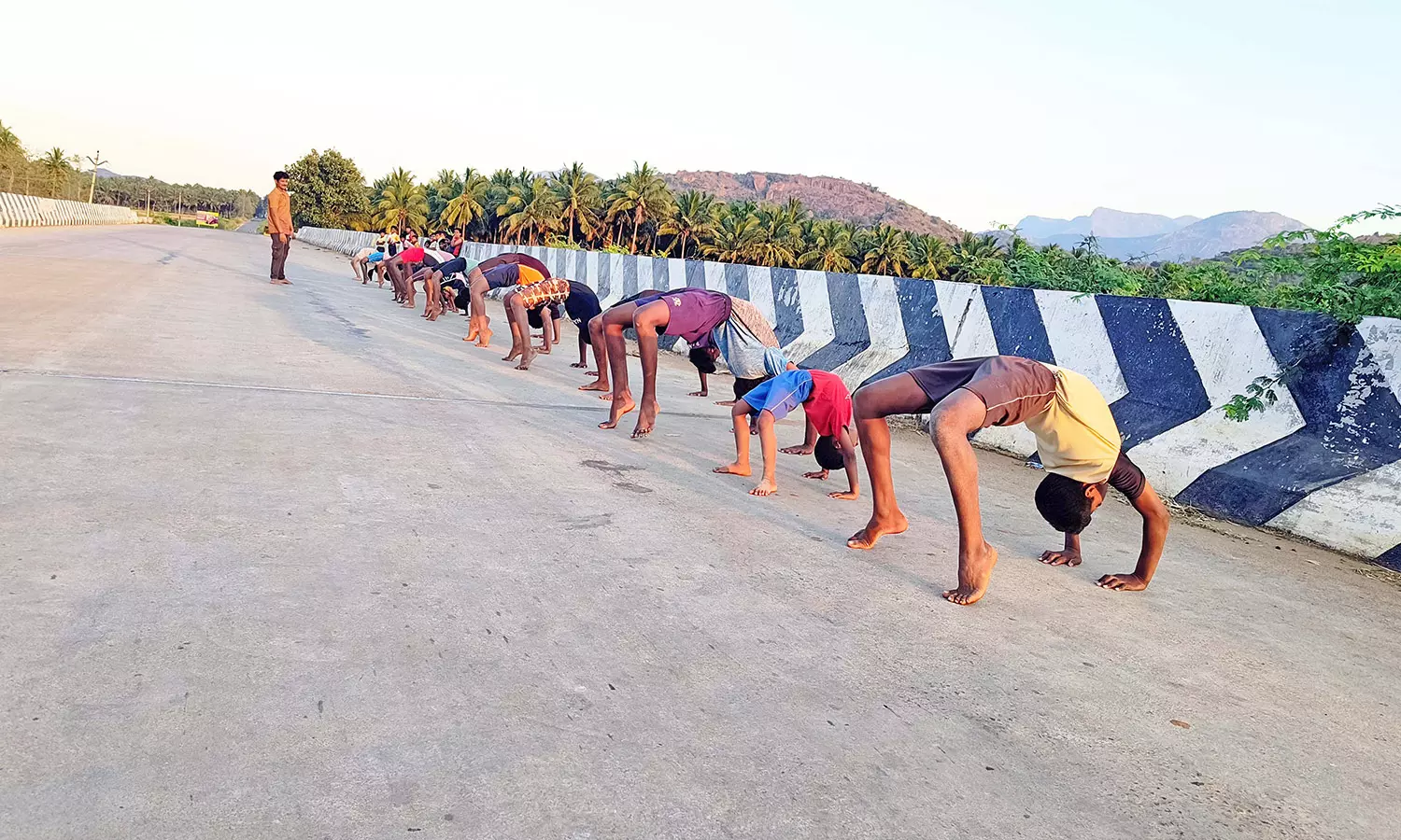 கிராமப்புற மாணவர்களுக்கு இலவச ஜிம்னாஸ்டிக் பயிற்சி கிராமப்புற மாணவர்களுக்கு இலவச ஜிம்னாஸ்டிக் பயிற்சி