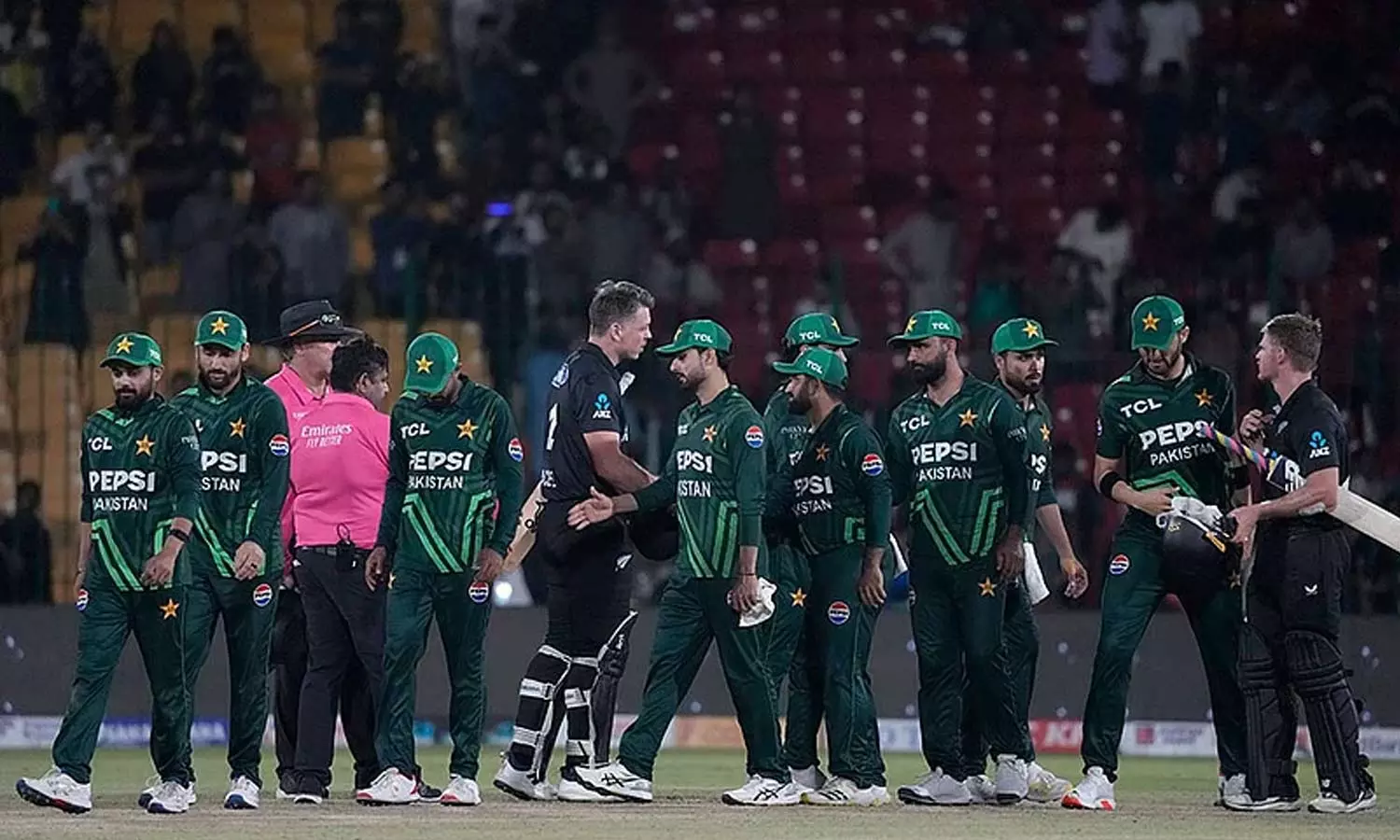 விராட் கோலியையும், இந்திய அணி வீரர்களையும் கட்டிப்பிடிக்காதீர்கள்: பாகிஸ்தான் அணிக்கு அந்நாட்டு ரசிகரின் கடுமையான மெசேஜ்