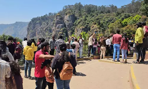 கொடைக்கானலில் குவிந்த சுற்றுலா பயணிகள்- இதமான சீதோசனம் நிலவுவதால் உற்சாகம்